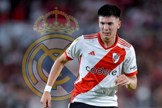 فرانكو ماستانتونو لاعب ريال مدريد الجديد يحمل الكرة