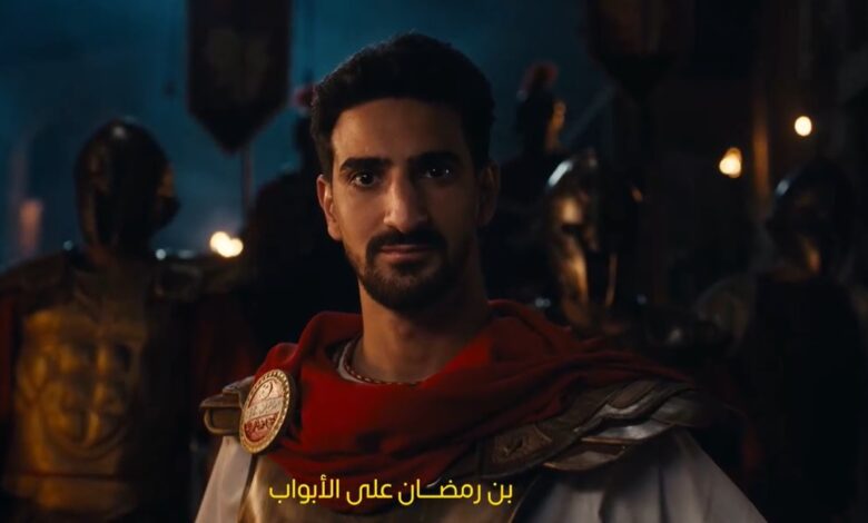 صورة تظهر الإعلان العالمي لصفقة محمد علي بن رمضان مع الاهلي، اللاعب يرتدي قميص الفريق الأحمر ويحتفل بانضمامه الرسمي.