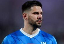 صورة نيكولا ميتروفيتش لاعب وسط الهلال السعودي خلال مباراة رسمية في الدوري السعودي للمحترفين